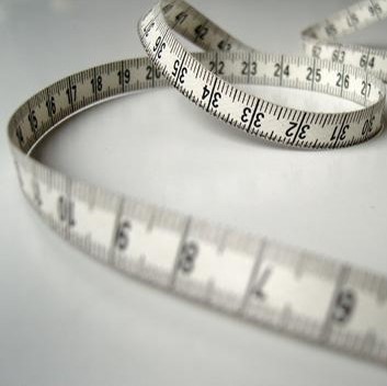 سنسور فاصله سنج در مقایسه با ابزار اندازه گیری