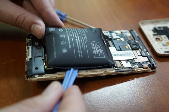 تعمیر باتری موبایل در حالت برآمده
